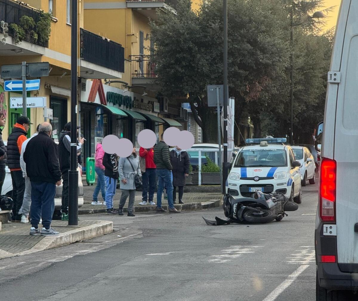 Incidente in Via Verdi ad Aprilia. Scontro tra un'auto ed uno scooter. - 