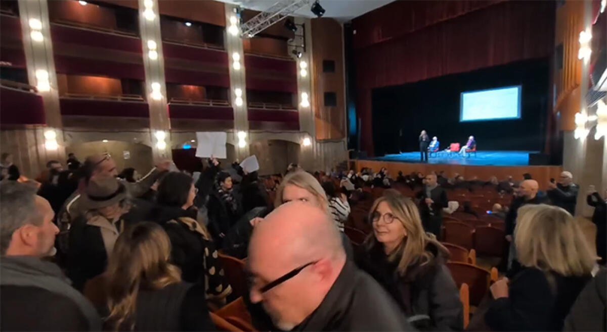 Latina, proteste al D’Annunzio alla presentazione del libro “L’ideologia gender esiste”. L’Arcigay: “clima da evento politico”. - 
