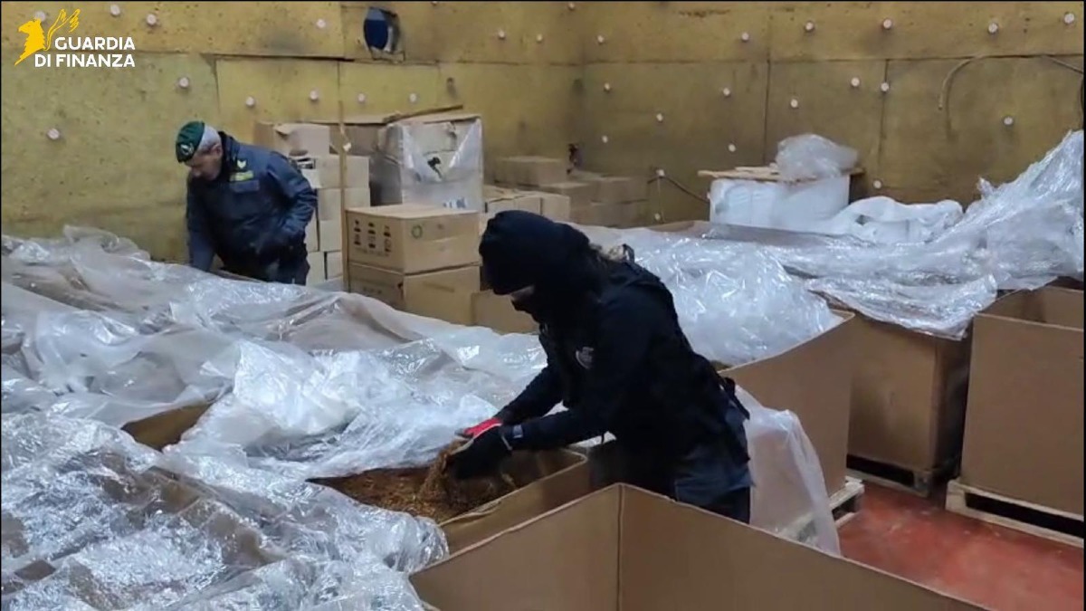 Finanza_Pomezia_sigarette2