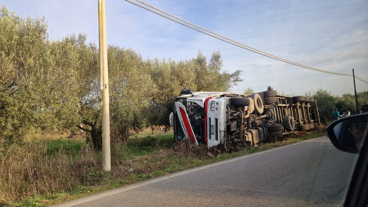 Autoarticolato si ribalta sulla Cisterna-Campoleone