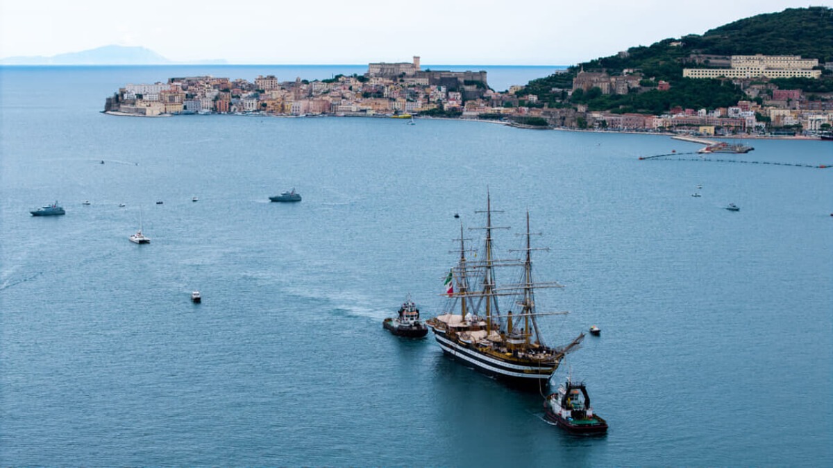 l'Amerigo Vespucci nelle acque di Gaeta