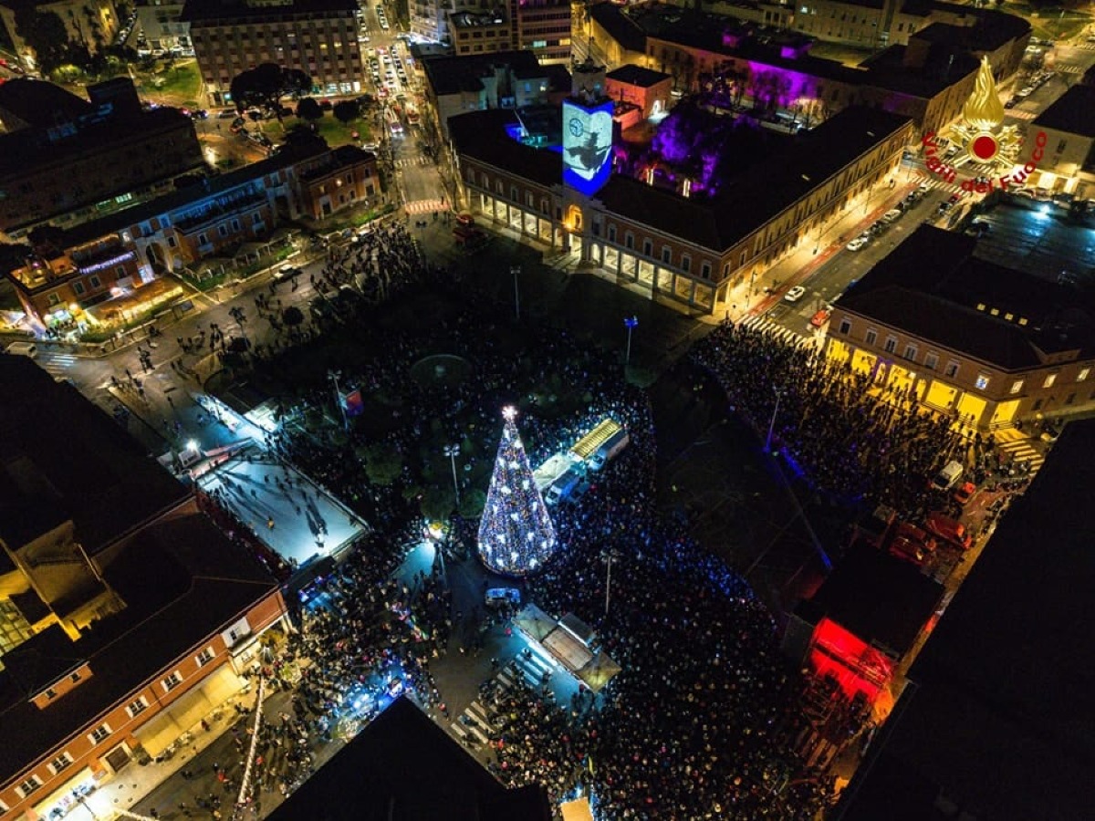 Latina - Torna la Befana dei vigili del fuoco in piazza del Popolo - 