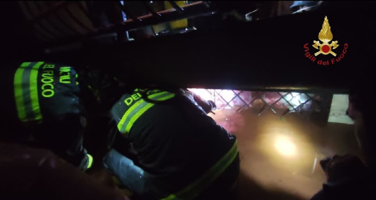 Imprigionate nella casa allagata: due ragazze salvate dai vigili del fuoco di Pomezia - 