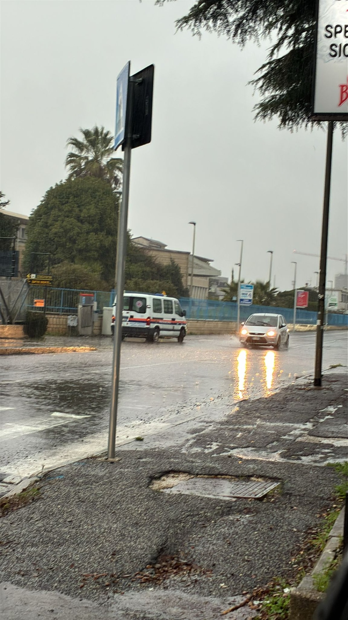 La Protezione civile monitora una grande pozza d'acqua - 