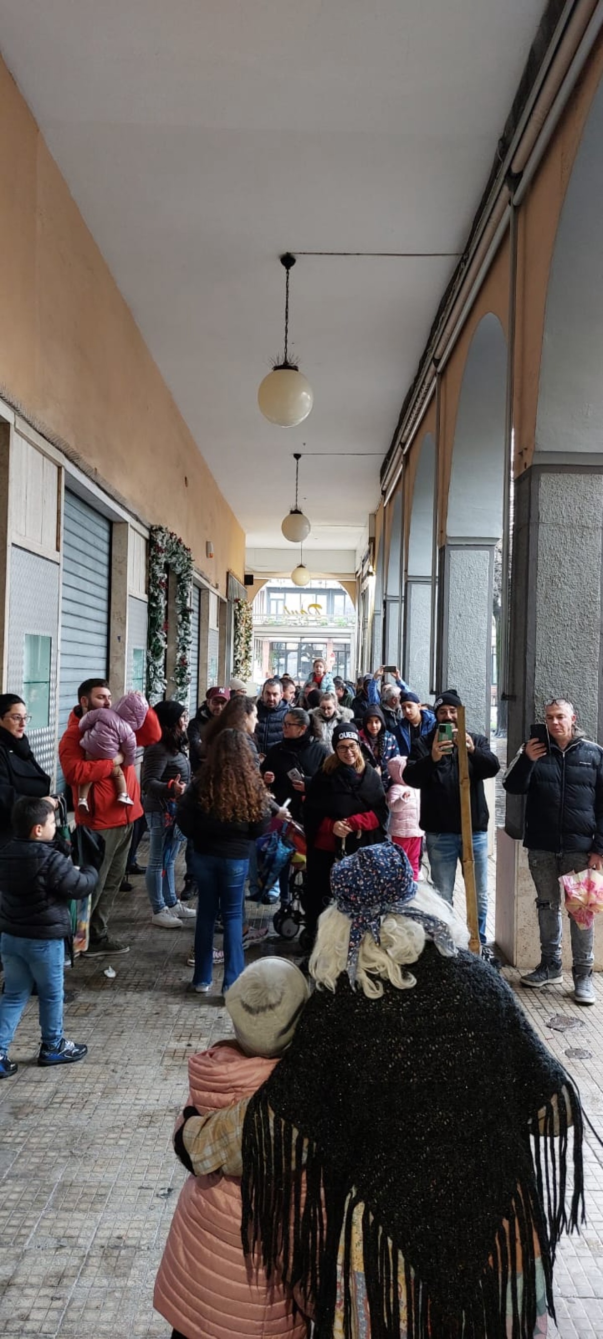 6 Gennaio sotto la pioggia: la Befana del Mercatino di Aprilia ha comunque reso felici centinaia di bambini. - 