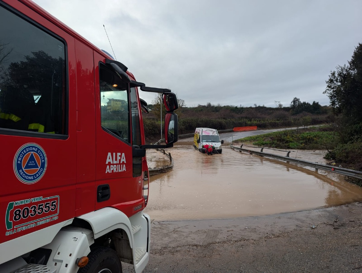 Maltempo, salvataggio di un uomo ad Aprilia, lungo via Riserva Nuova. - 
