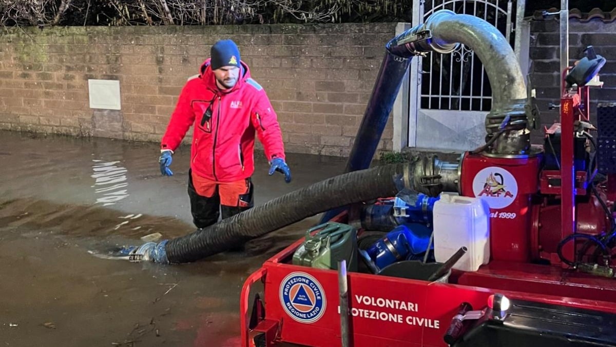 Allagamenti ad Anzio, in azione anche la Protezione Civile.  - 