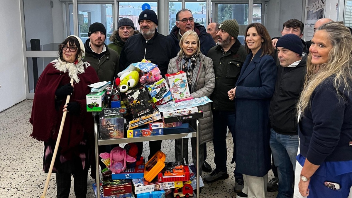 Befana solidale al “Santa Maria Goretti” di Latina: doni ai piccoli pazienti grazie ai tifosi della S.S. Lazio.  - 