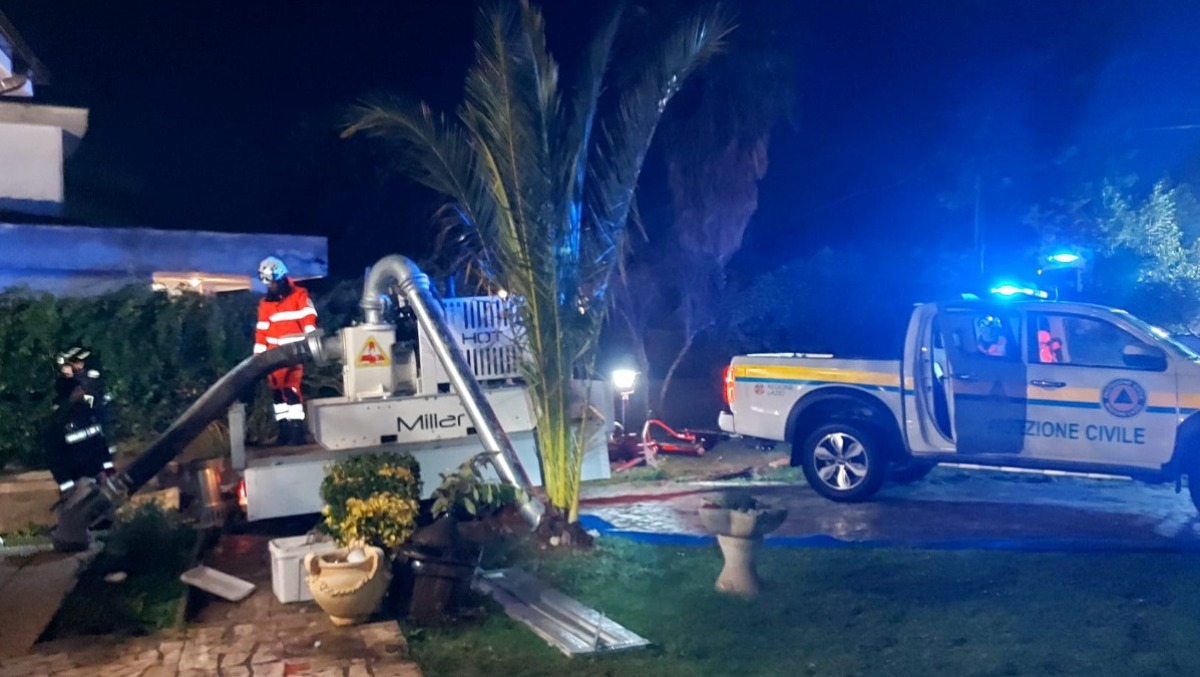 Anche i volontari della Cb Rondine Aprilia al lavoro per l’ondata di piogge intense.  - 