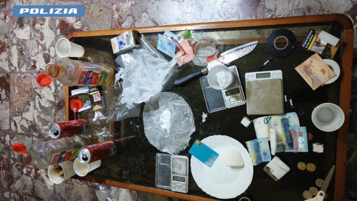 Aprilia, un consistente quantitativo di cocaina ed hashish ed un ordigno artigianale nascosti in casa. - 