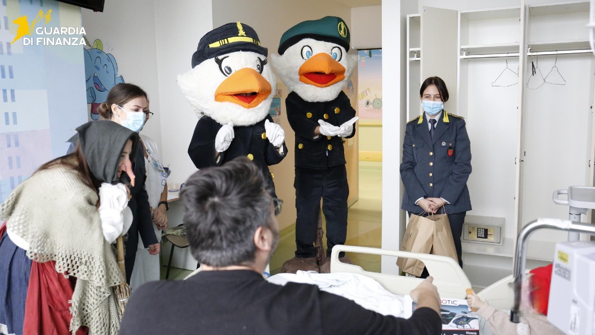 Doni e sorrisi per i bambini del reparto di oncologia pediatrica del policlinico “Gemelli” di Roma. - 