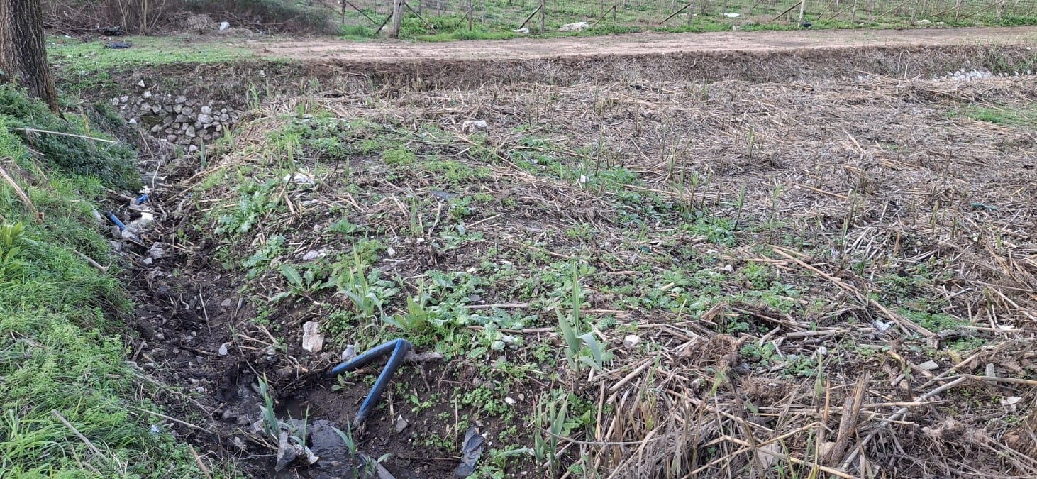 Aprilia - Dopo le segnalazioni ripuliti dai rifuti il fosso delle Cannucce e via Chienti - 