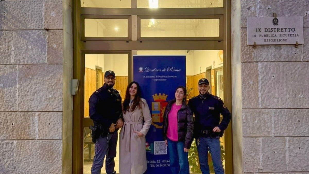 Studentesse intrappolate in un seminterrato invaso dall’acqua a Roma. L’abbraccio con gli agenti che le hanno salvate. - 