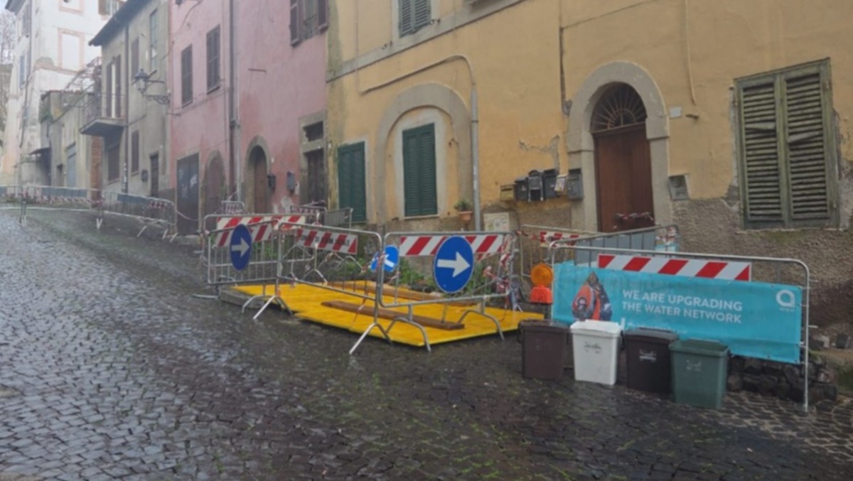 Cede il terreno e si apre una voragine: tre edifici evacuati ad Albano in via San Gaspare del Bufalo. - 