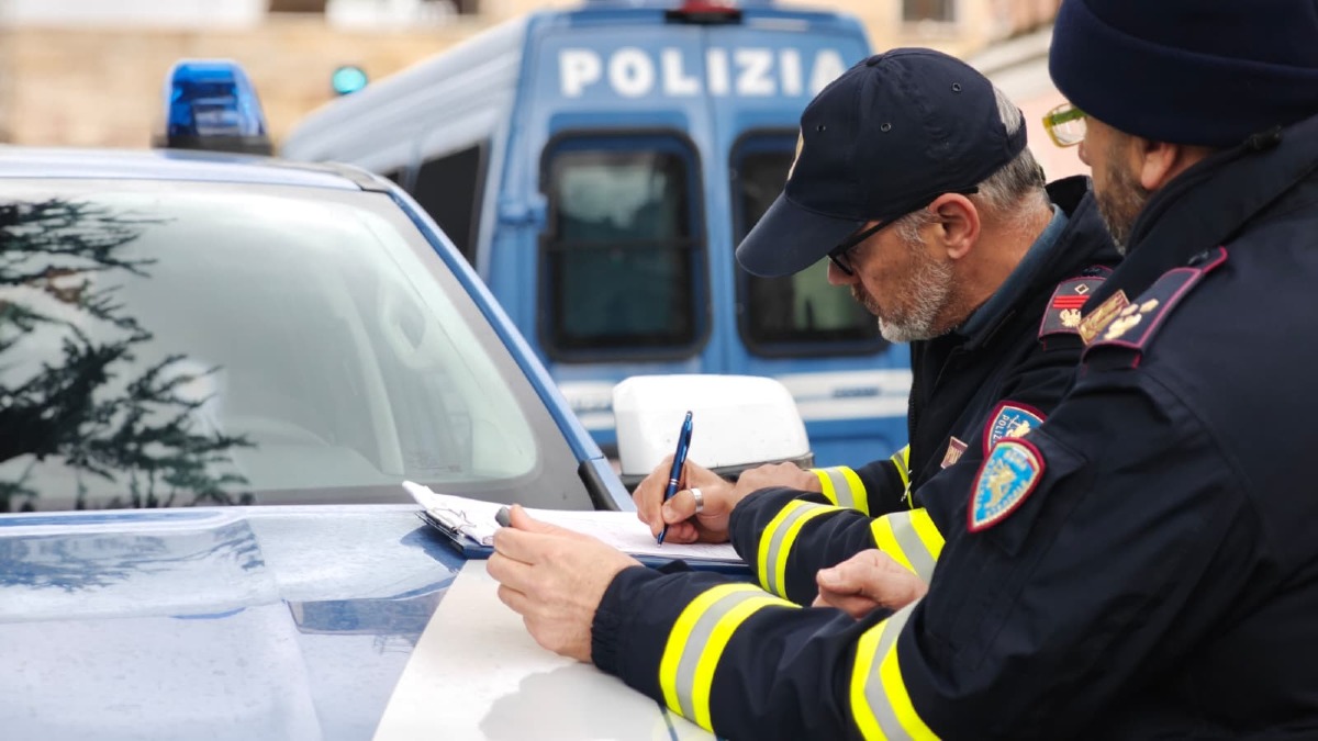 Blitz interforze guidato dalla Questura di Roma. 280 chili di prodotti alimentari sequestrati per la distruzione.  - 