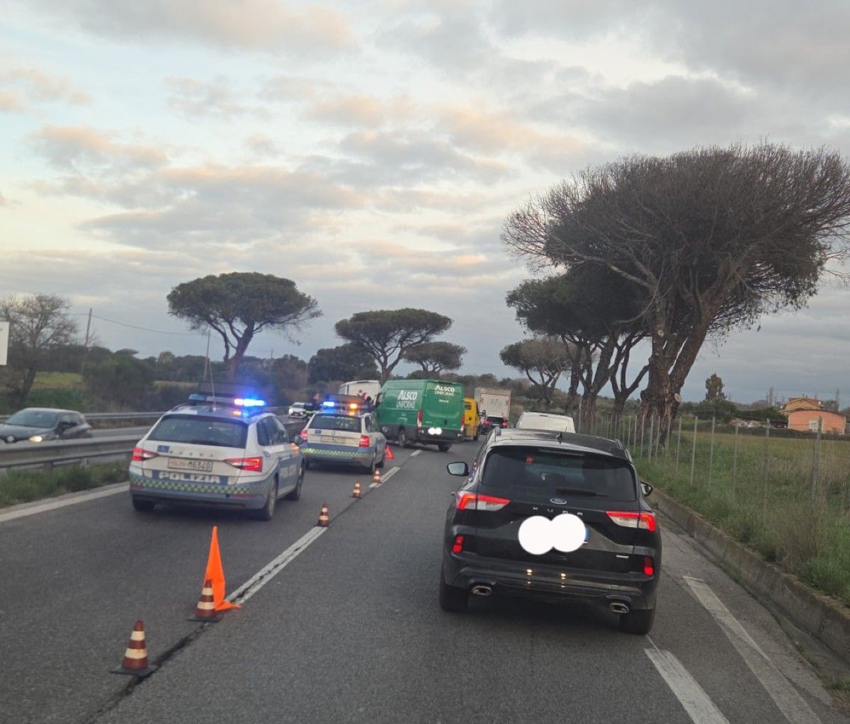 Pontina, incidente verso Roma all'altezza di Castel Romano - 