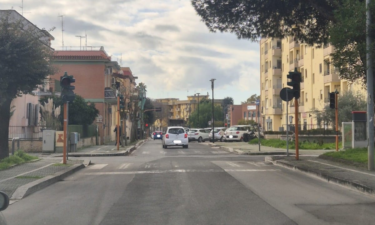 Aprilia - Semaforo di via Costantino di nuovo fuori uso, ormai è record - 