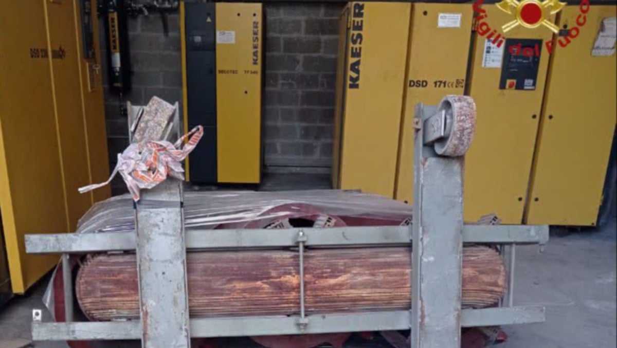 Schiacciato da un trasformatore di 50 quintali mentre lo stava spostando con il muletto. Muore un operaio. - 