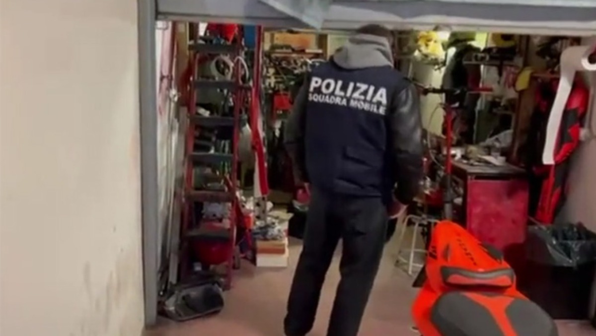 Droga marchiata come serie tv: riforniva le piazze di spaccio usando come base un box nella Capitale - 