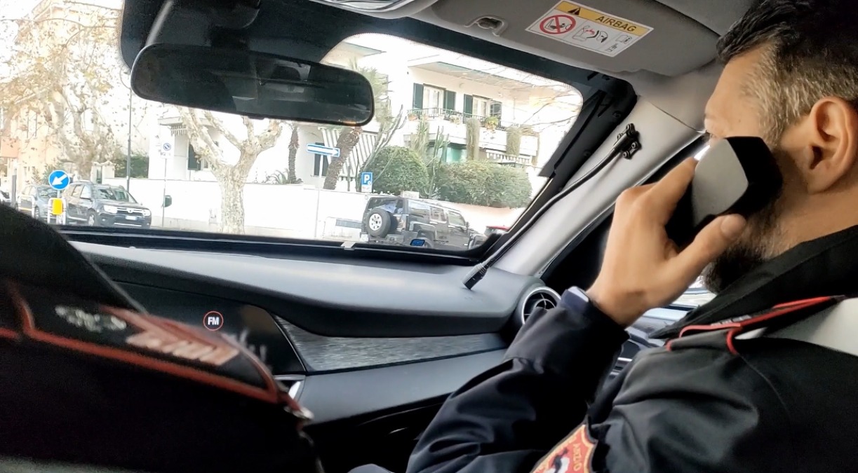 Rapina violenta in strada, in via di Valle Schioia, a Lavinio.  I Carabinieri di Anzio arrestano due stranieri. - 