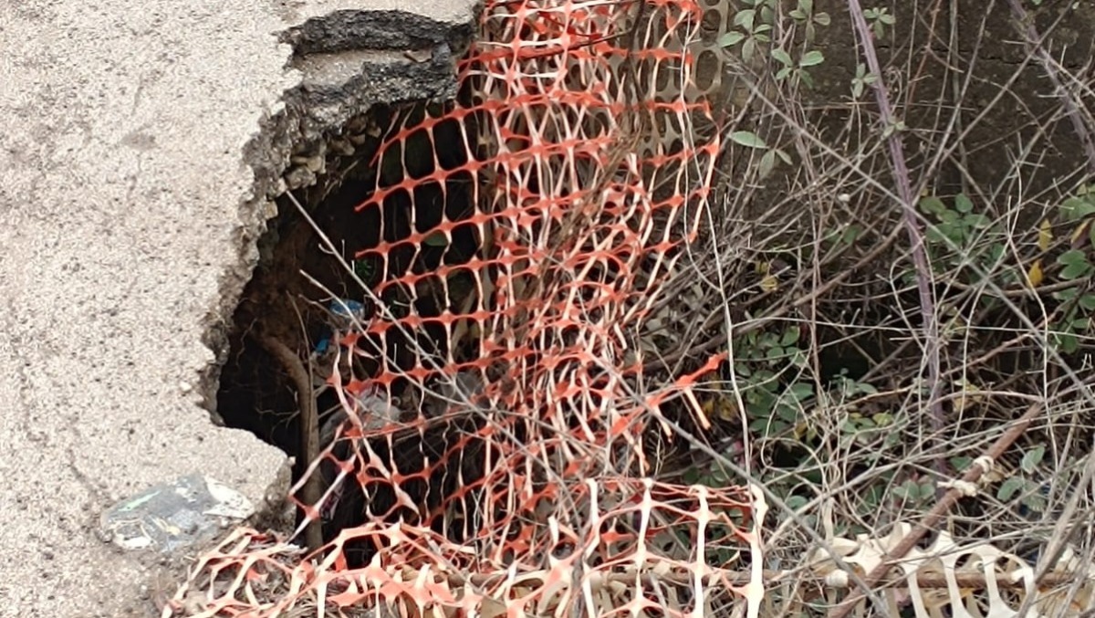 Aprilia, strade “groviera” nella frazione di Campoverde. In un caso l’asfalto rischia di sprofondare. Le FOTO. - 