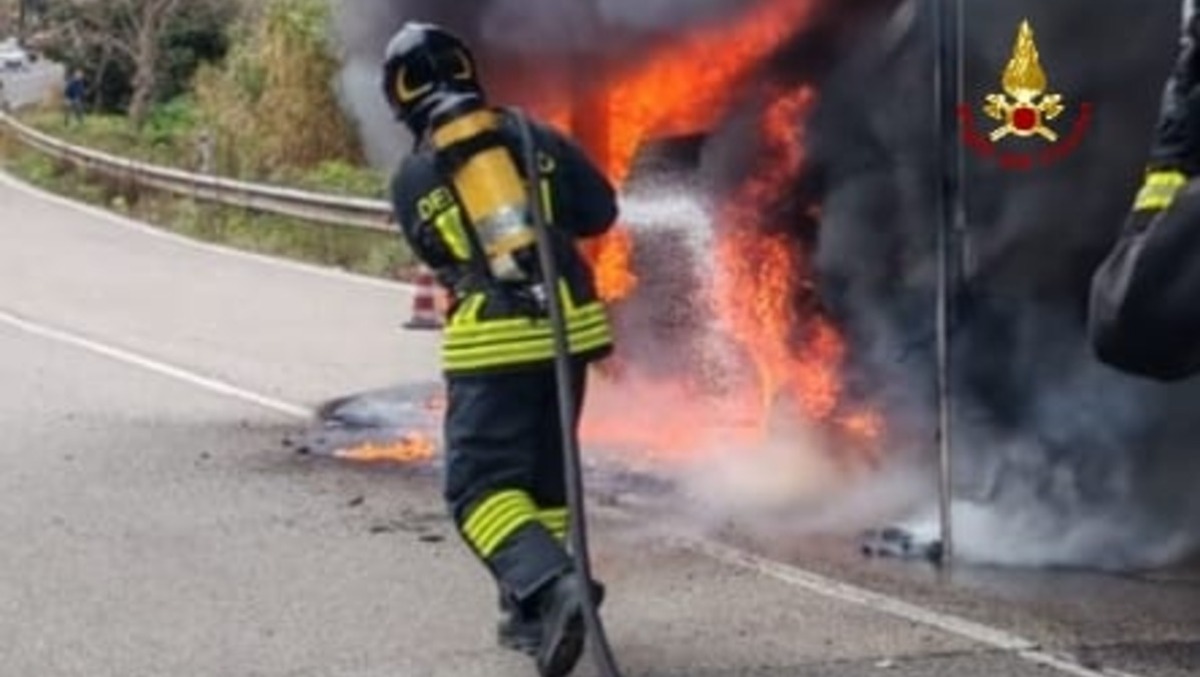 Autocarro in fiamme nel sud pontino. - 