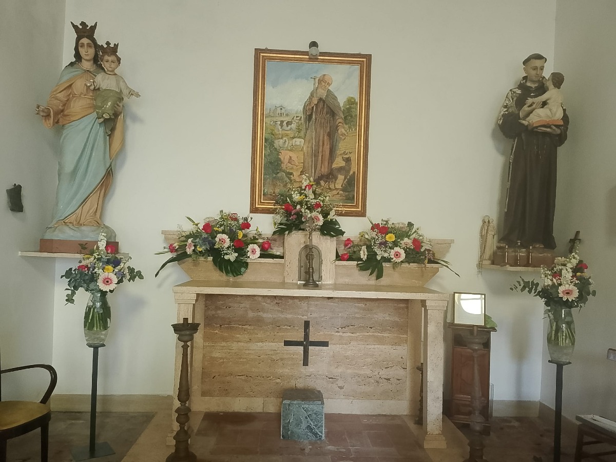 Aprilia, nella chiesetta di Sant’Antonio Abate, la benedizione degli animali, del pane e del sale. - 