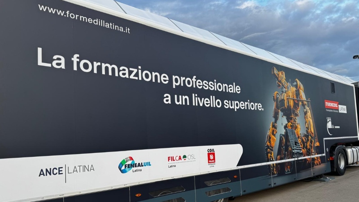 Open Day all’Istituto Rosselli di Aprilia con un’aula mobile dotata di un simulatore immersivo.  - 