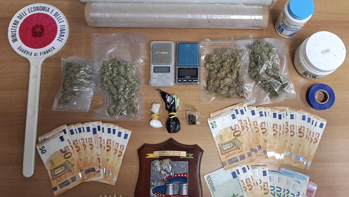 Sequestro di cocaina, hashish e marijuana ai Castelli Romani.  - 