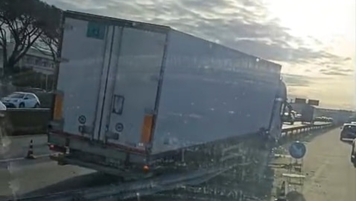 Camion fuori strada sulla Pontina, code in direzione Sud. - 