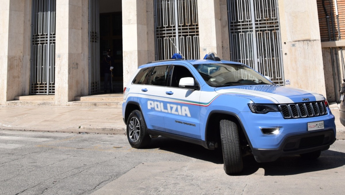 Latina, aveva collezionato diversi arresti e denunce: irregolare accompagnato al Centro per i Rimpatri. - 