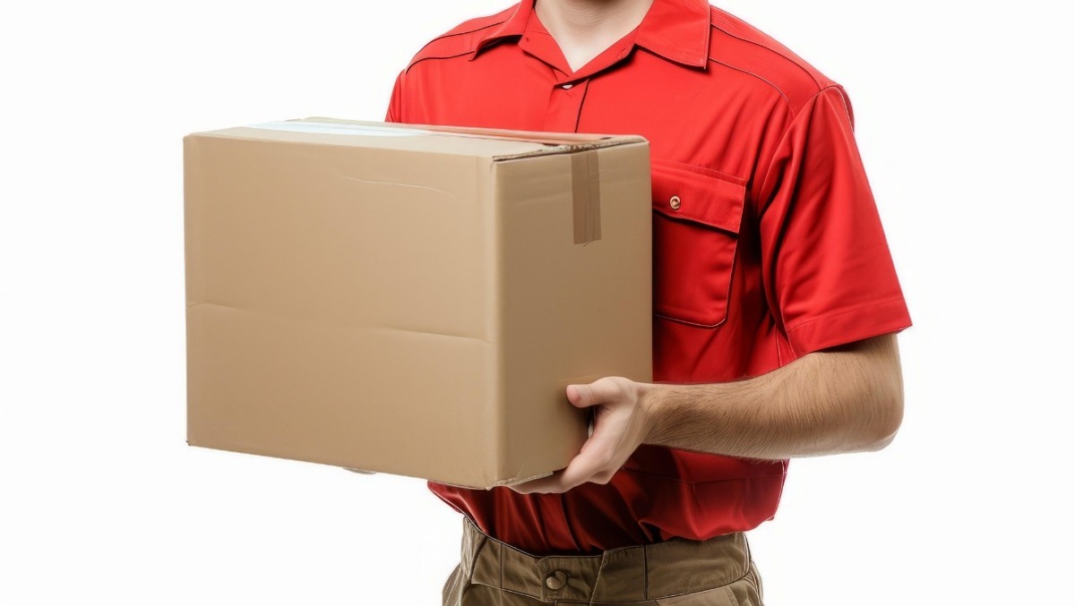 Cisterna, ruba un pacco di medicinali appena consegnato dal corriere alla farmacia. - 