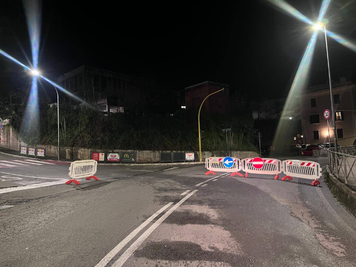 Smottamento a Velletri, nei pressi della stazione: chiusa la carreggiata - 