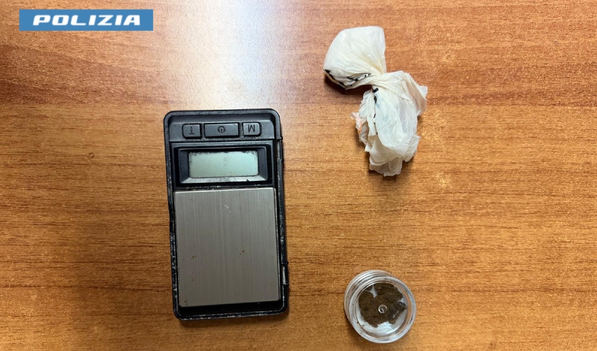 Droga nascosta nel cuscino, 25enne denunciata a Cisterna - 