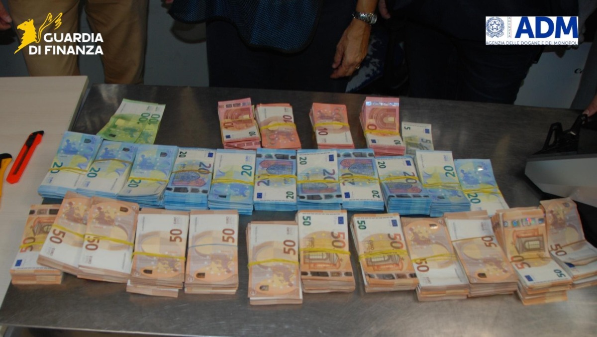 Oltre 15,7 milioni di euro di valuta non dichiarata intercettati nel 2025 negli aeroporti romani di Fiumicino e Ciampino. - 