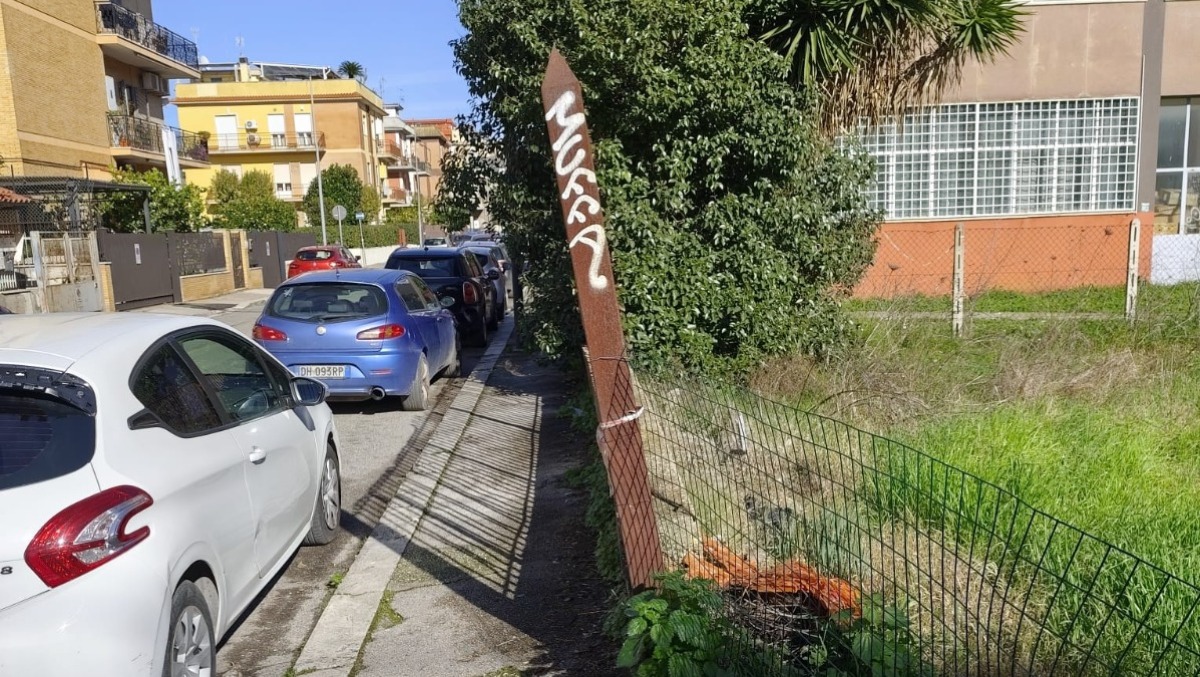 Aprilia, recinzione ancora pericolante in via Traiano: il Movimento 5 Stelle segnala il caso alla Prefettura. - 