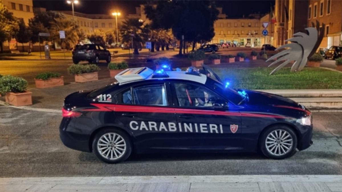 Latina, parlavano in maniera sospetta dalle loro auto, affiancate. Due giovani sorpresi con hashish e marijuana. - 