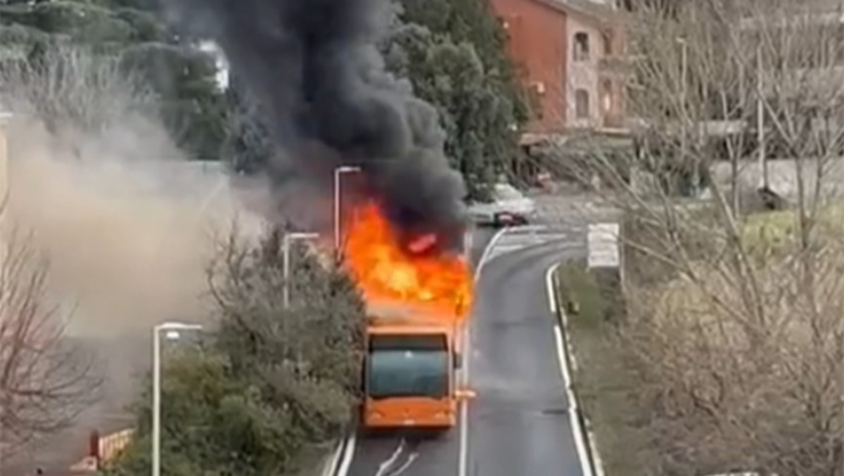 Autobus-navetta in fiamme in Via Ramo d’Oro, ad Ariccia. - 