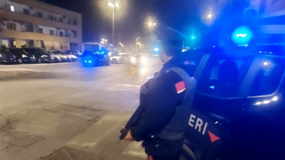 Latina, fermati in bici e trovati in possesso di droga, di due coltelli a serramanico e di un martello. - 