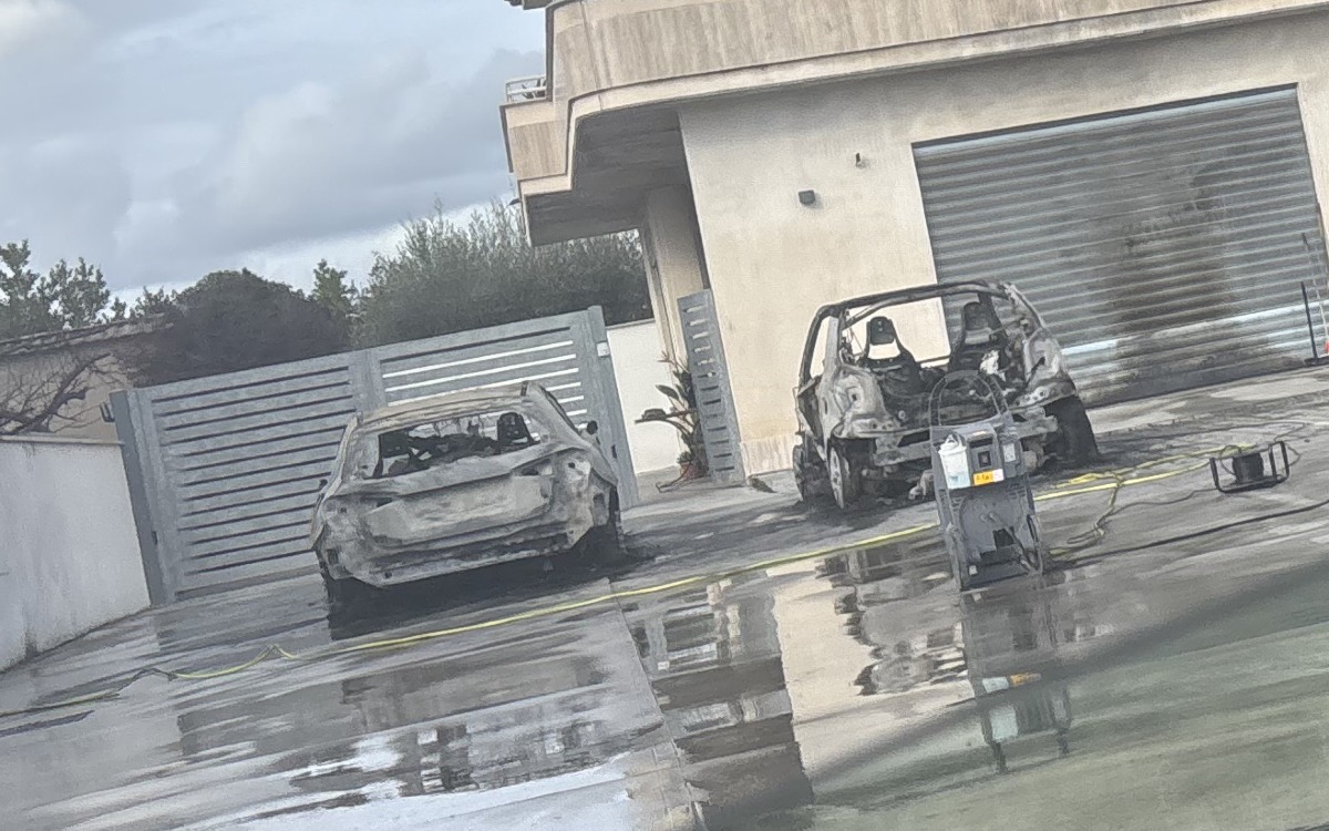 Due auto in fiamme nella notte ad Aprilia davanti ad un autonoleggio - 