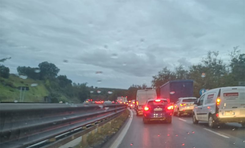 Code sulla Pontina, in entrambe le direzioni di marcia.  - 
