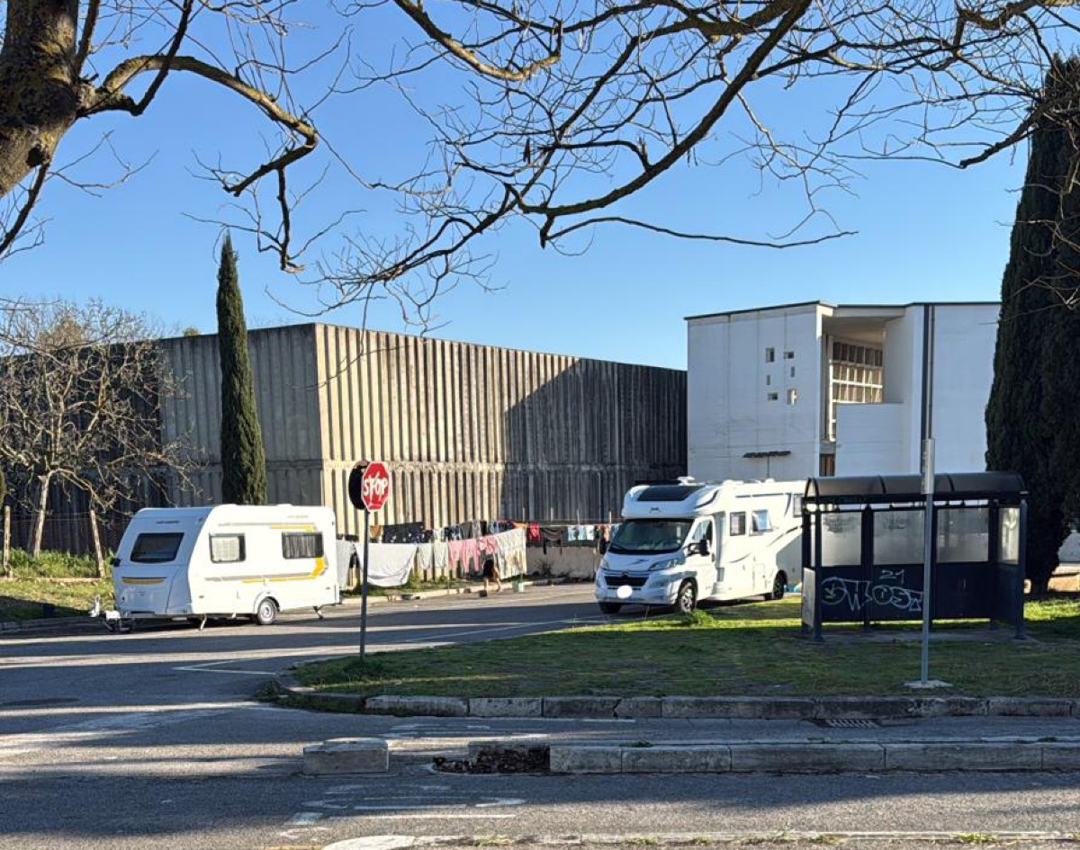 Panni stesi nel parcheggio del Cimitero di Aprilia - 