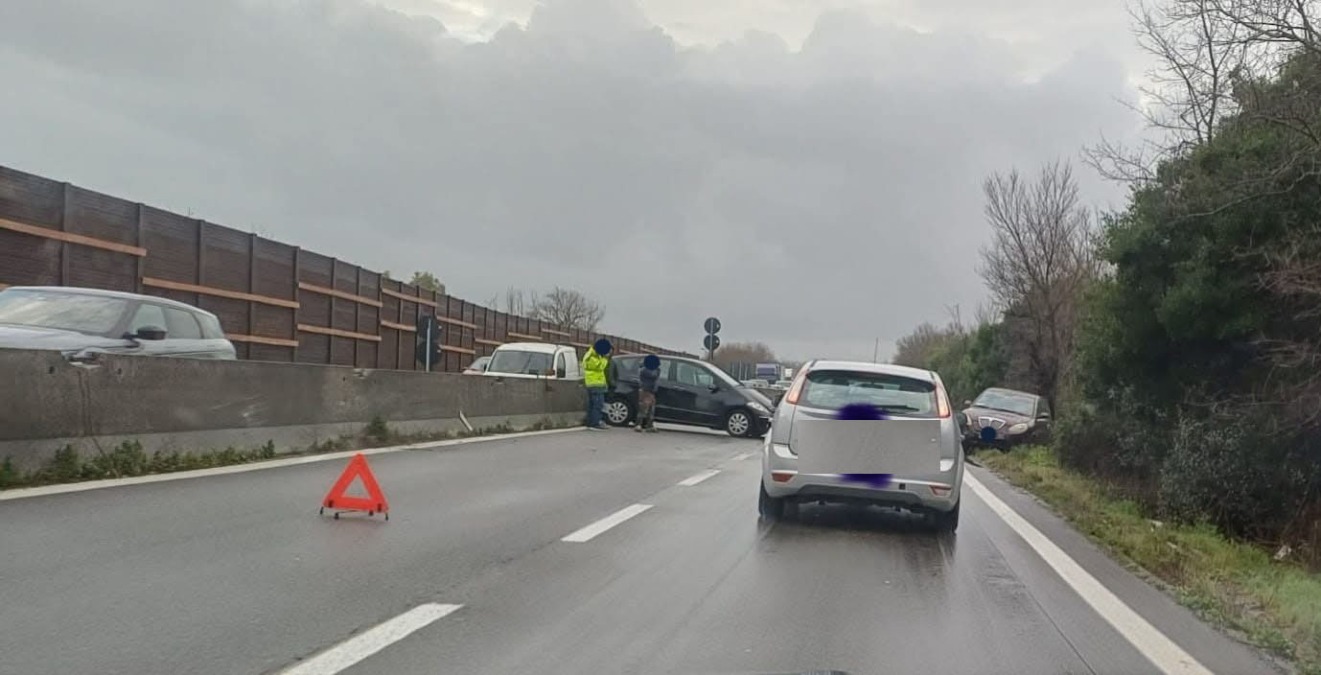 Pontina, carambola a Castel di Decima: viabilità nel caos - 