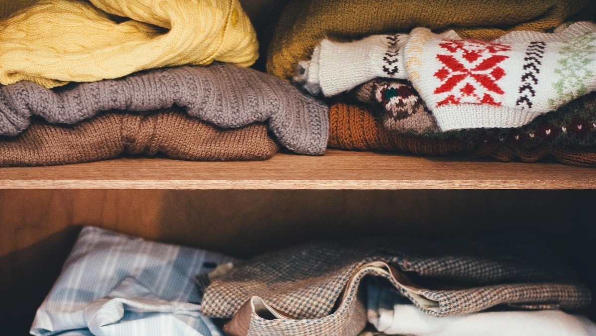 Immigrazione irregolare, 23 stranieri scovati in un immobile a Fondi. Uno tenta di nascondersi in un armadio. - 