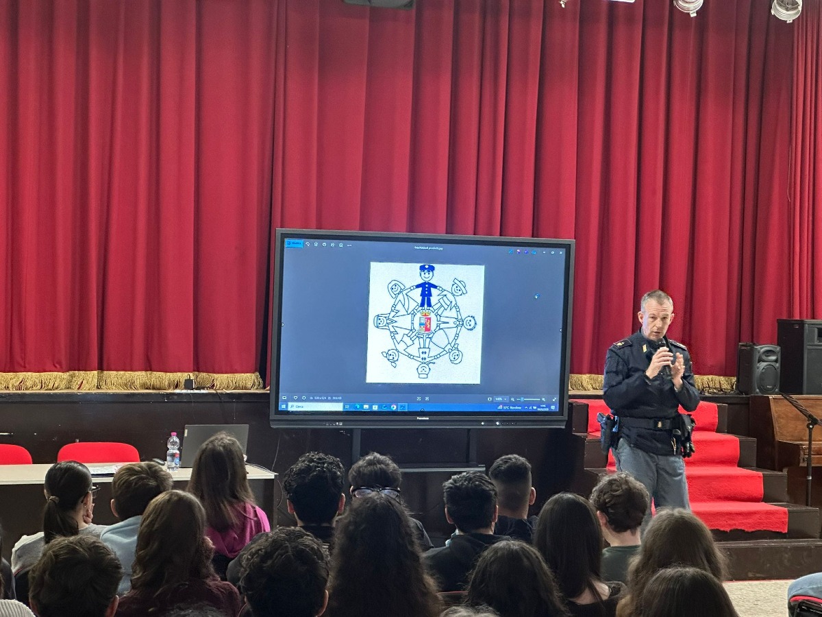 La Polizia di Stato incontra gli studenti dell'istituto "Garibaldi" di Aprilia - 