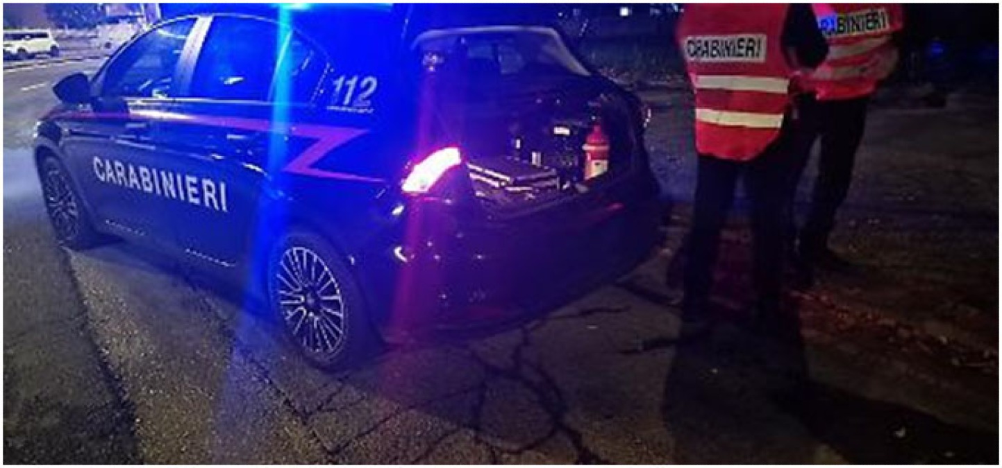 Fermati per un controllo, avevano un coltello con doppia lama e l'hashish - 