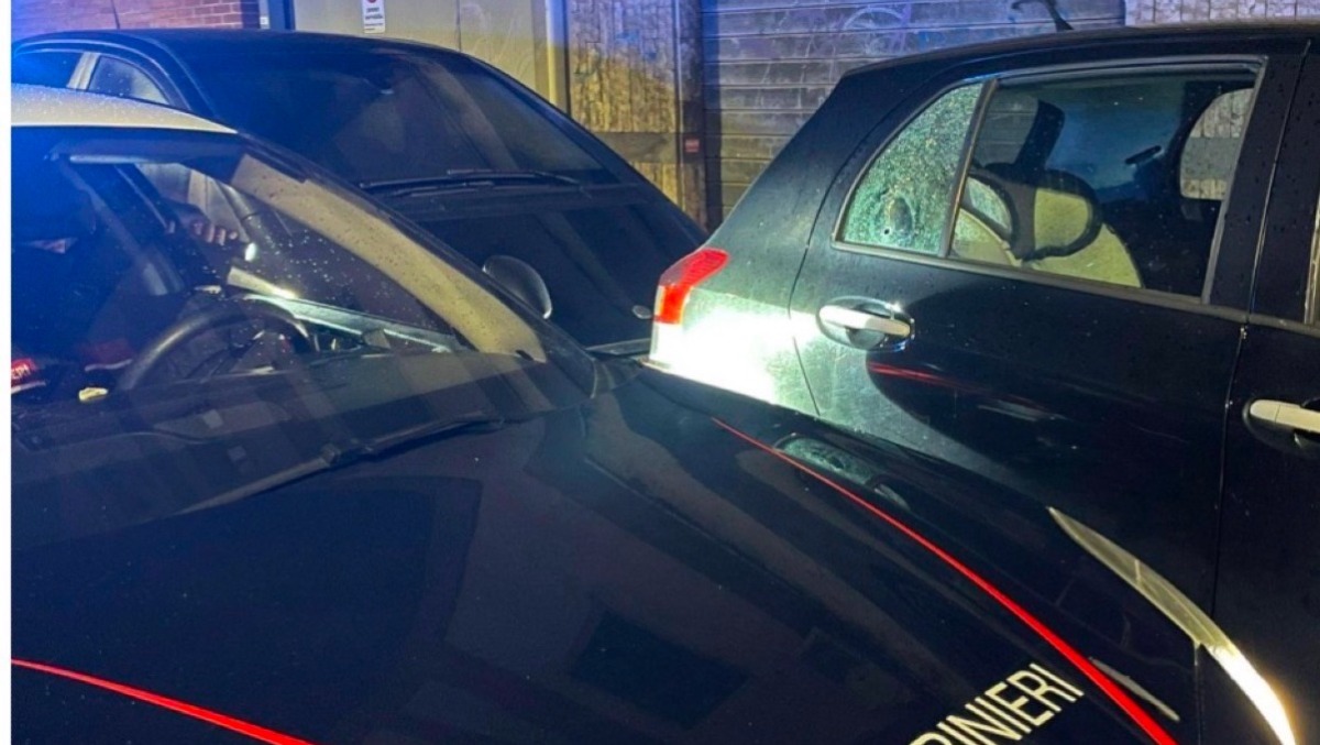 APRILIA - SPARI IN CENTRO: COLPITA UN’AUTO