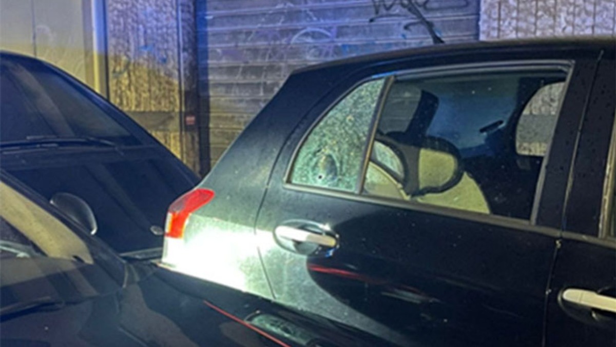 APRILIA - SPARI IN CENTRO: COLPITA UN’AUTO - 