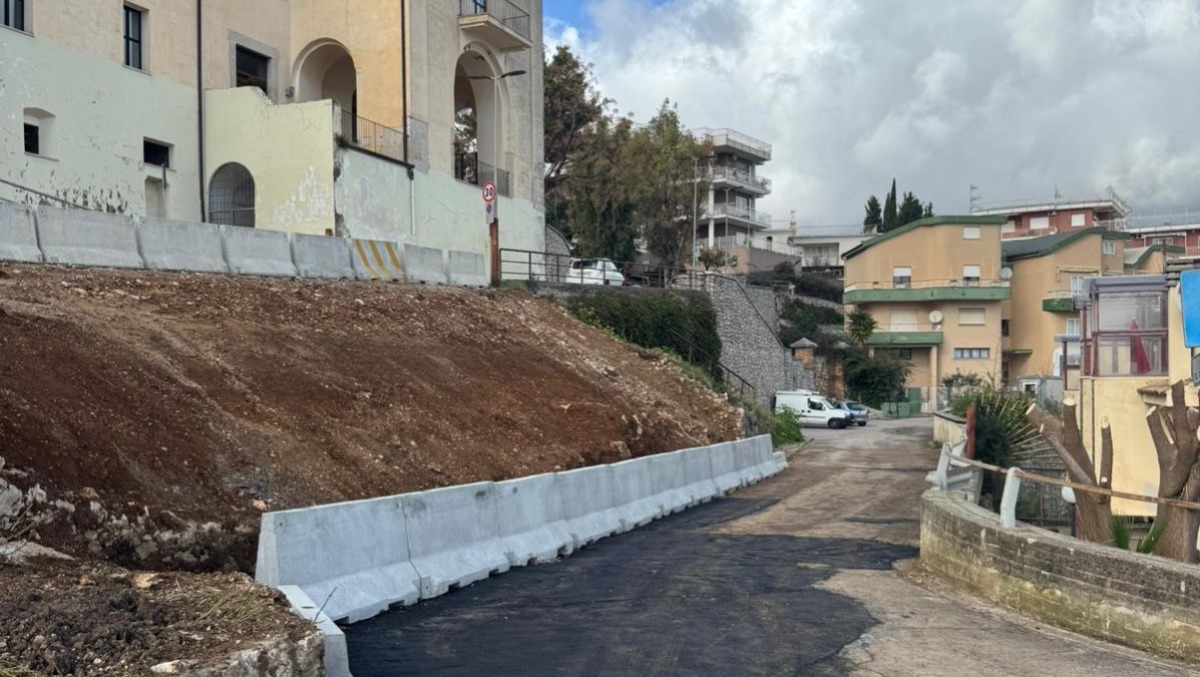 Riaperta via Cristoforo Colombo, a Gaeta, dopo il cedimento del muro. - 