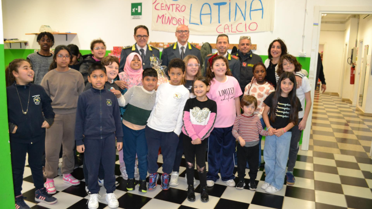 La Guardia di Finanza dona giocattoli e libri al Centro Minori di Latina. - 